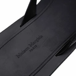 Maison Margiela Black Raven Slippers In 001 Black - Kids' Luxury Footwear -Hervia Shop hervia.com maison margiela s57wx0078 p4785 t8008 slipper black raven 1649692956S57WX0078 3