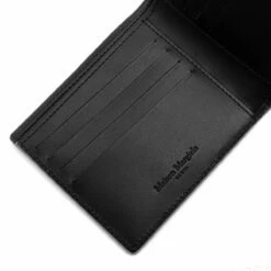 Maison Margiela Crinkle Effect Billfold Wallet - Silver | Men's Luxury Wallets -Hervia Shop hervia.com s35ui0435 p4135 t9002 wallets silver 161701615522530 0001 Layer 182